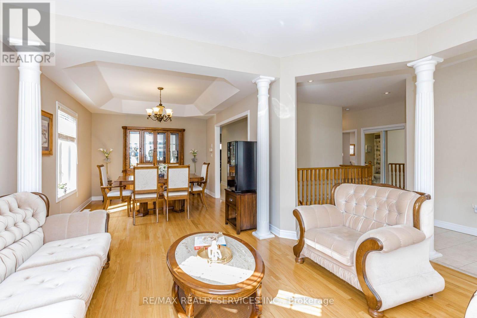 128 Valleywood Boulevard, Caledon, ON - Indoor Photo Showing Living Room
