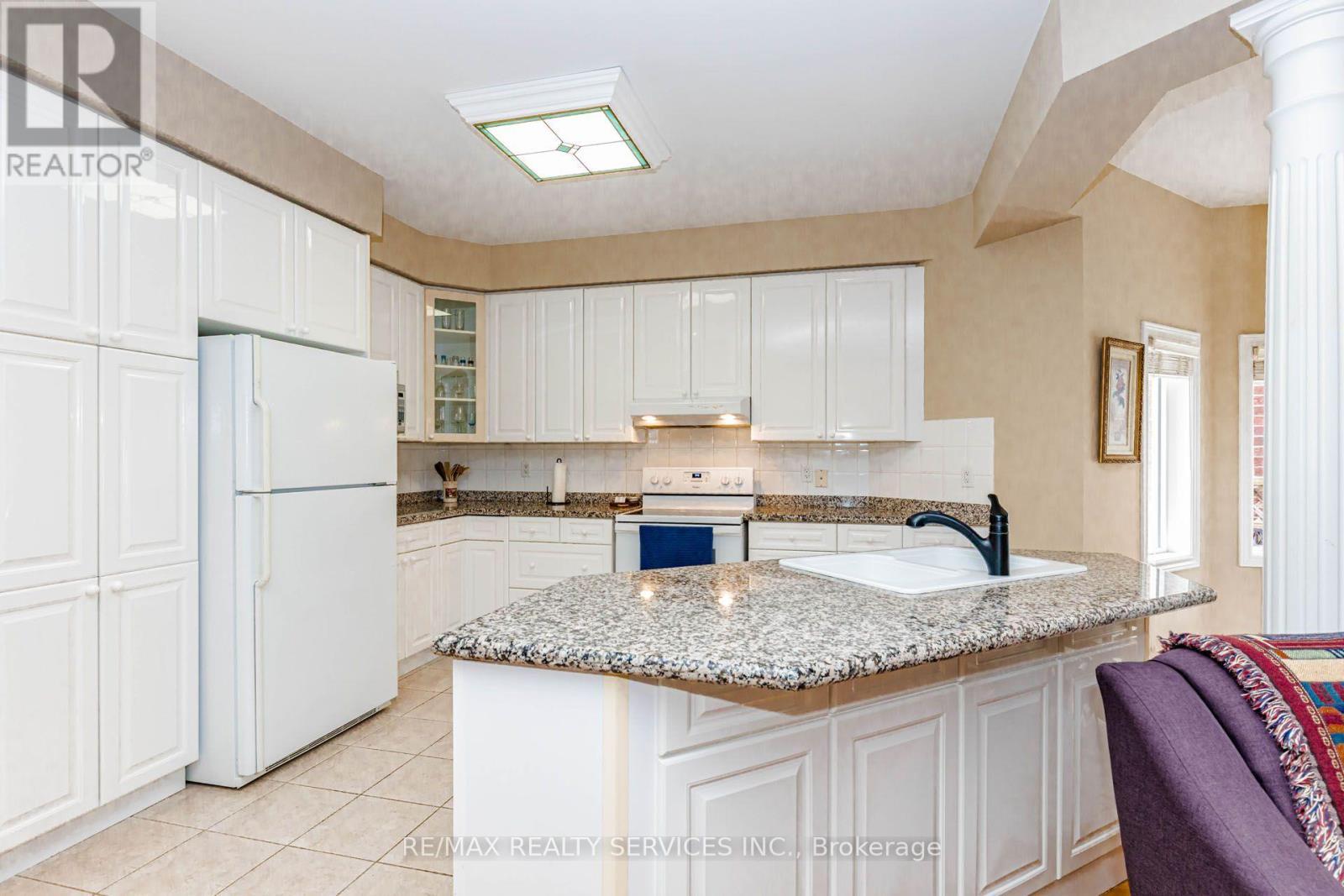 128 Valleywood Boulevard, Caledon, ON - Indoor Photo Showing Kitchen