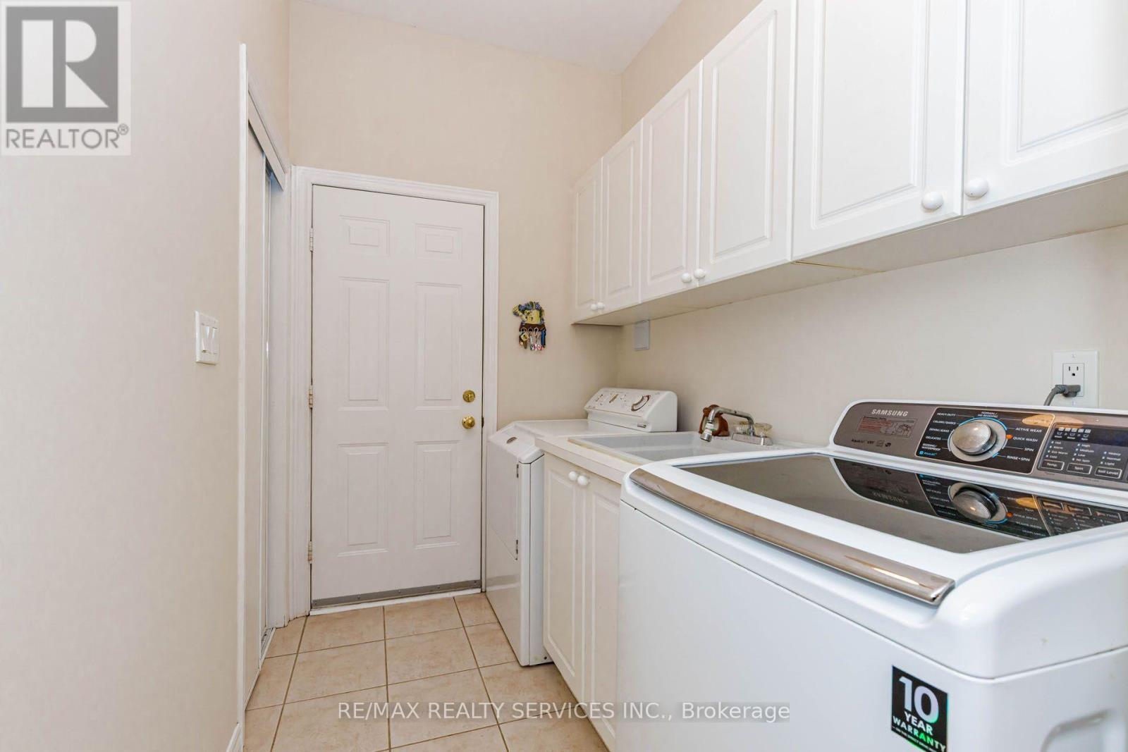 128 Valleywood Boulevard, Caledon, ON - Indoor Photo Showing Laundry Room