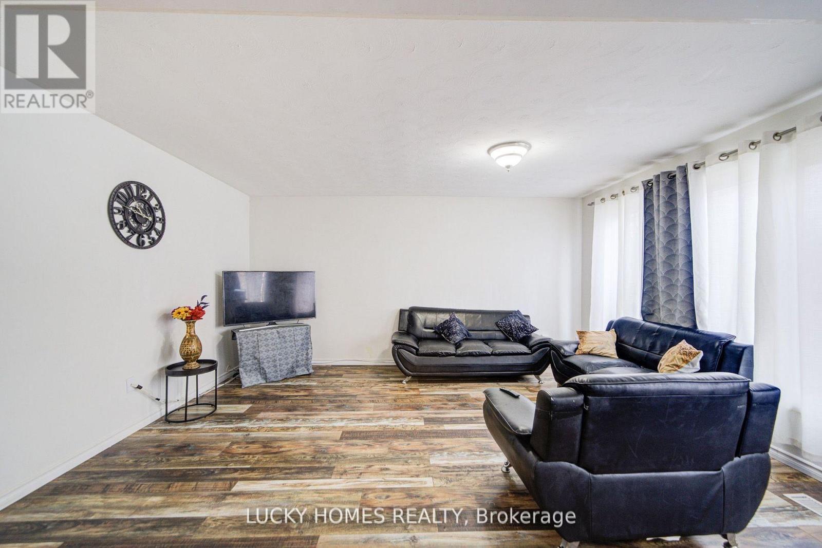 711 Otonabee Drive, Peterborough, ON - Indoor Photo Showing Living Room