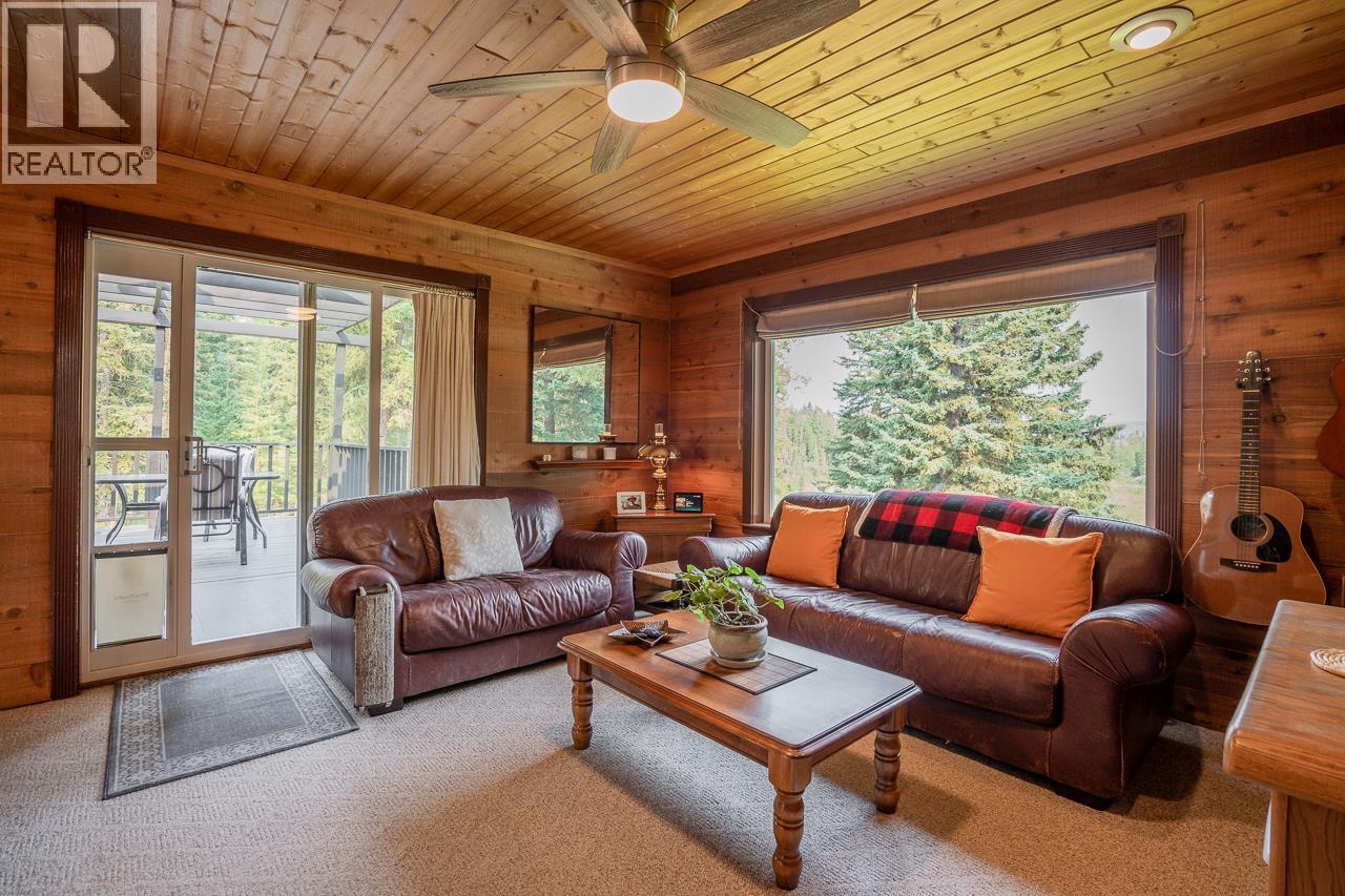 6650 Ryall Road, Lone Butte, BC - Indoor Photo Showing Living Room