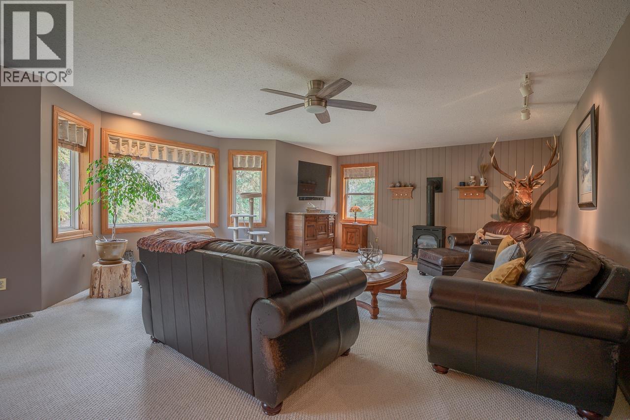 6650 Ryall Road, Lone Butte, BC - Indoor Photo Showing Living Room