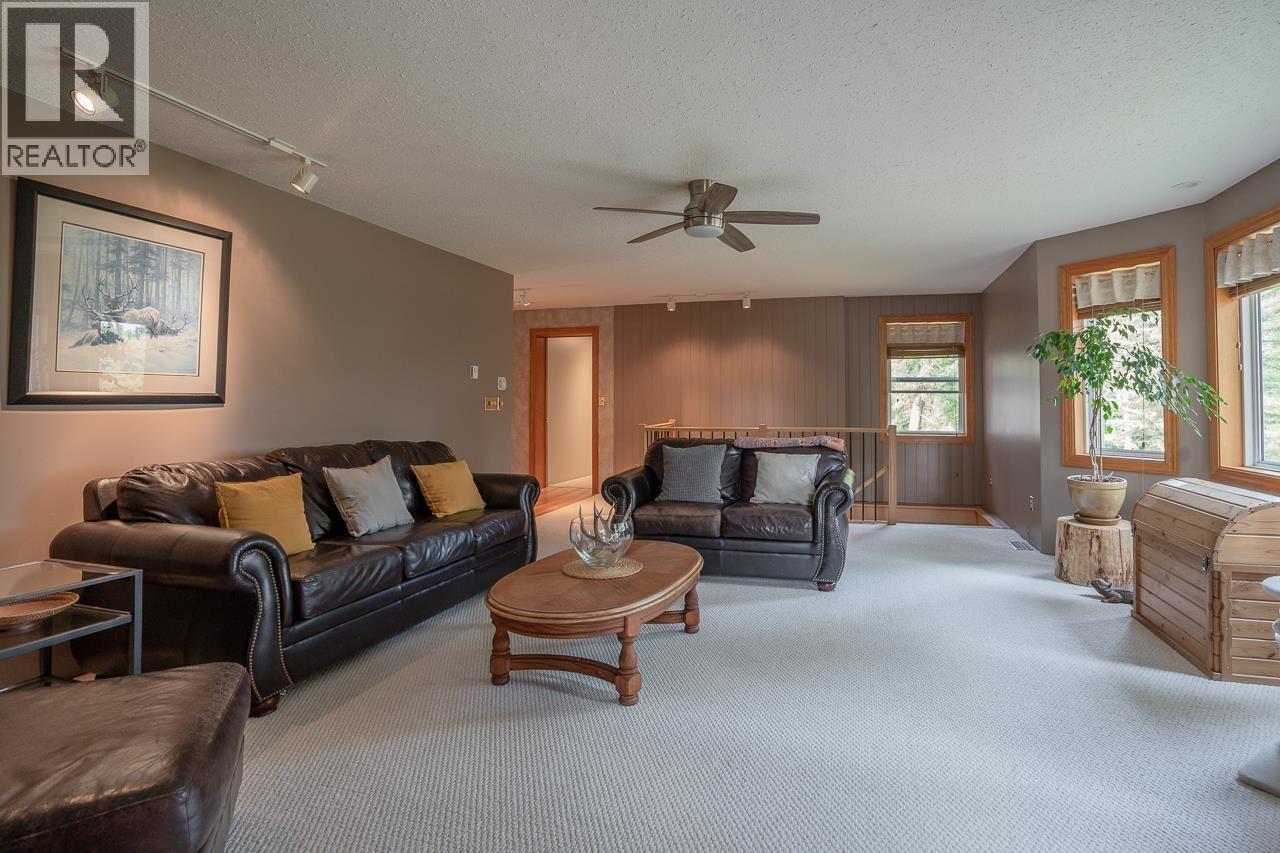 6650 Ryall Road, Lone Butte, BC - Indoor Photo Showing Living Room