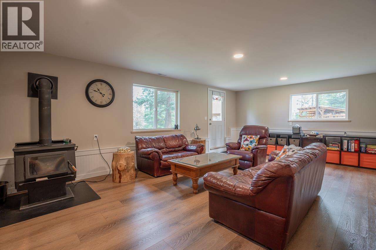 6650 Ryall Road, Lone Butte, BC - Indoor Photo Showing Living Room
