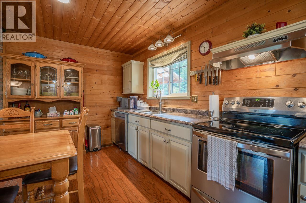 6650 Ryall Road, Lone Butte, BC - Indoor Photo Showing Kitchen