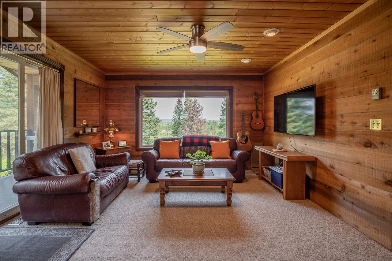 6650 Ryall Road, Lone Butte, BC - Indoor Photo Showing Living Room