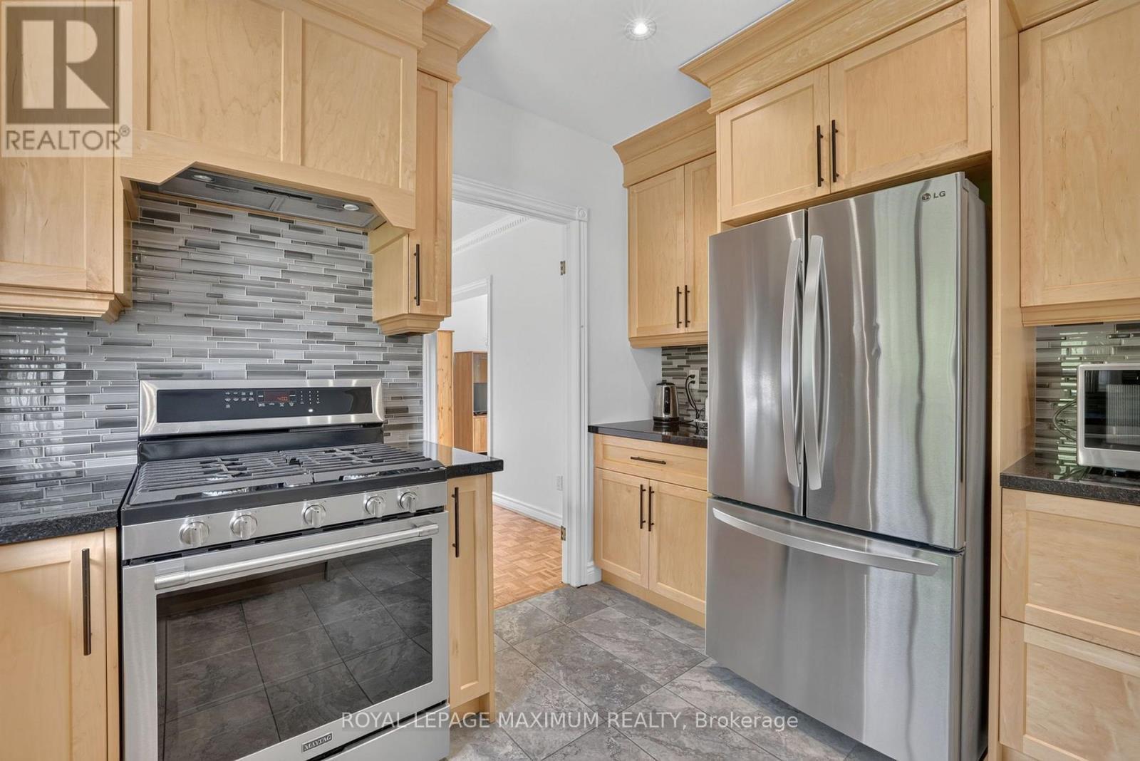 33 Whitburn Crescent, Vaughan, ON - Indoor Photo Showing Kitchen