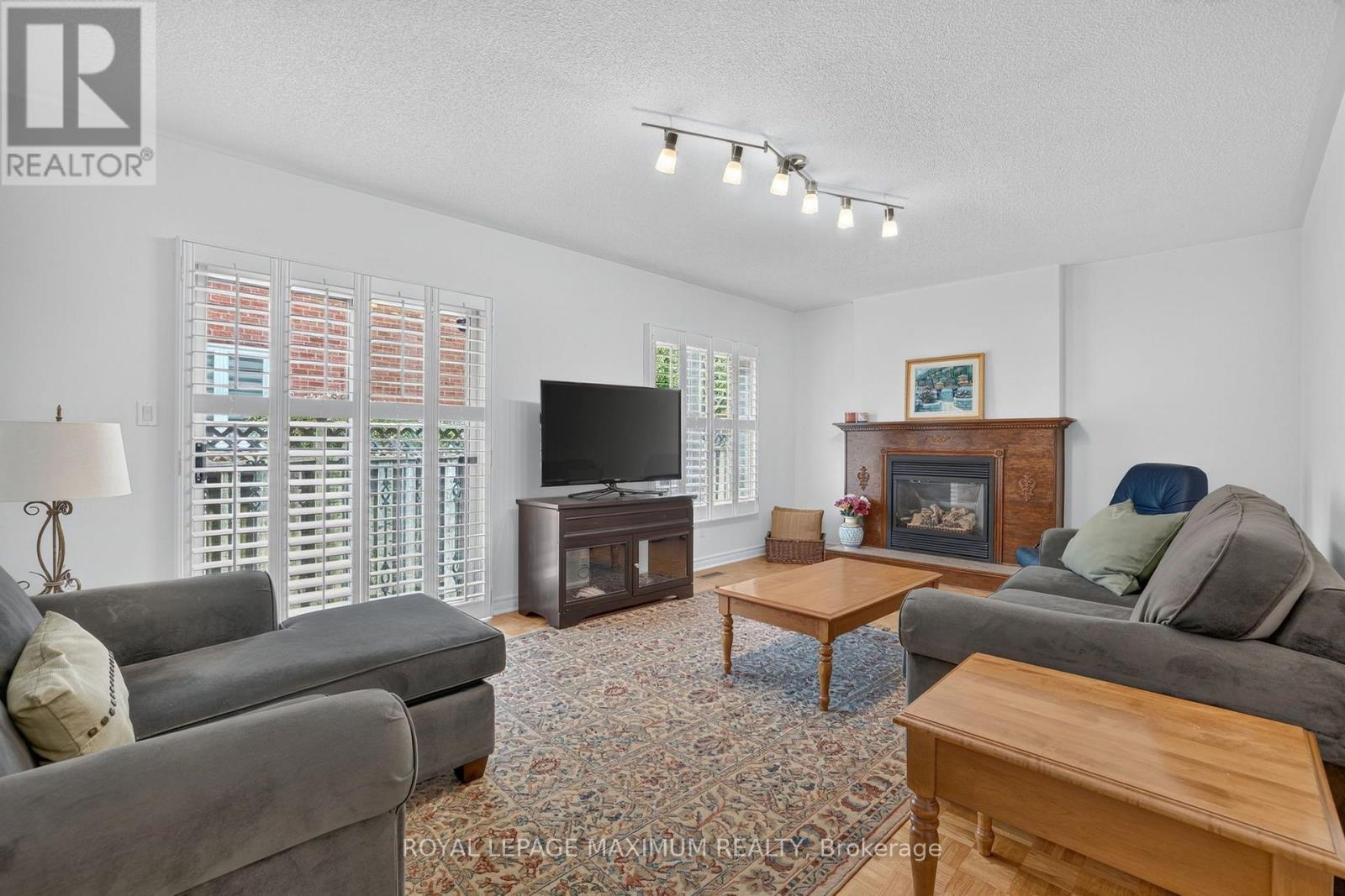 33 Whitburn Crescent, Vaughan, ON - Indoor Photo Showing Living Room With Fireplace