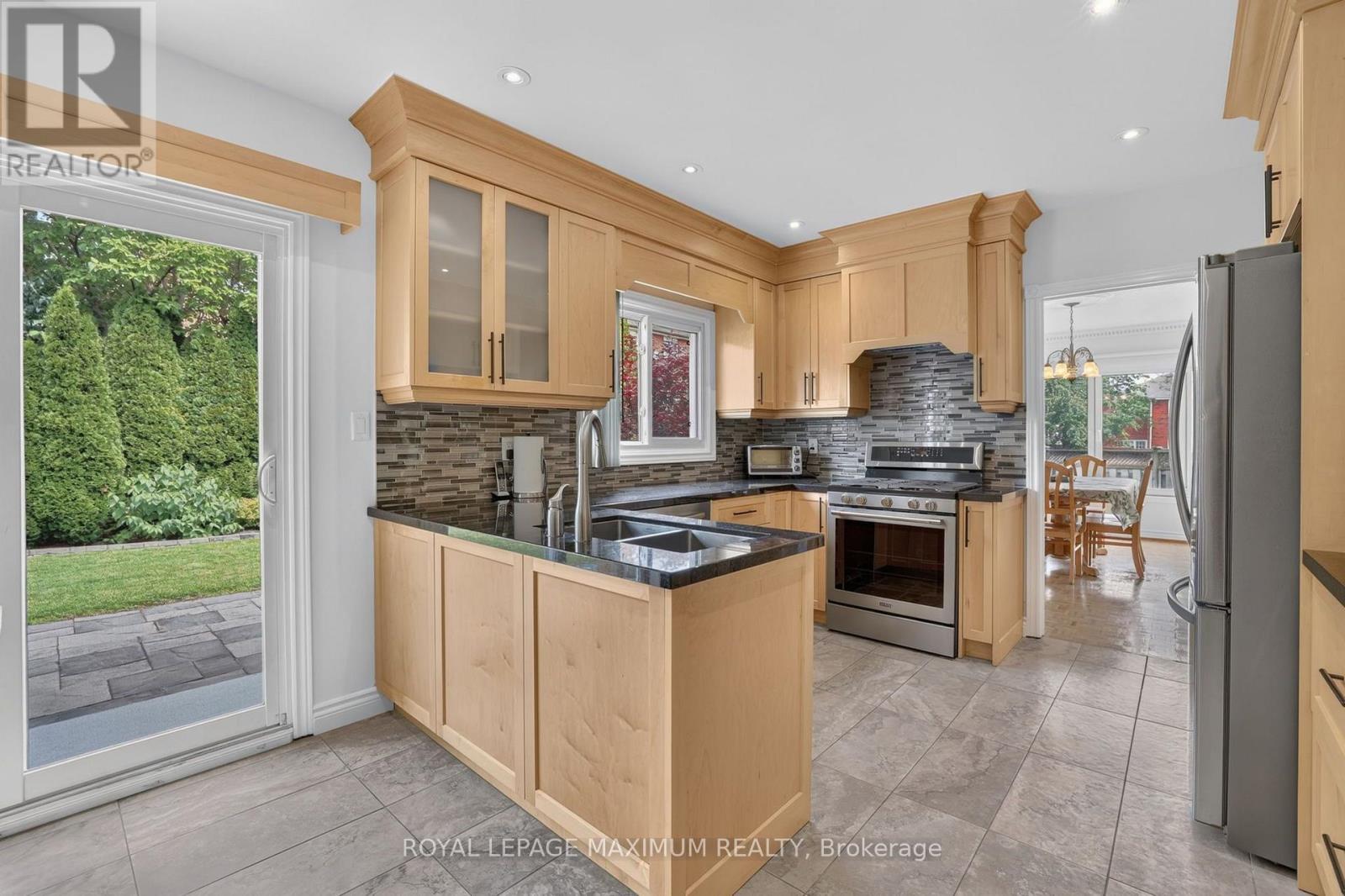 33 Whitburn Crescent, Vaughan, ON - Indoor Photo Showing Kitchen With Double Sink