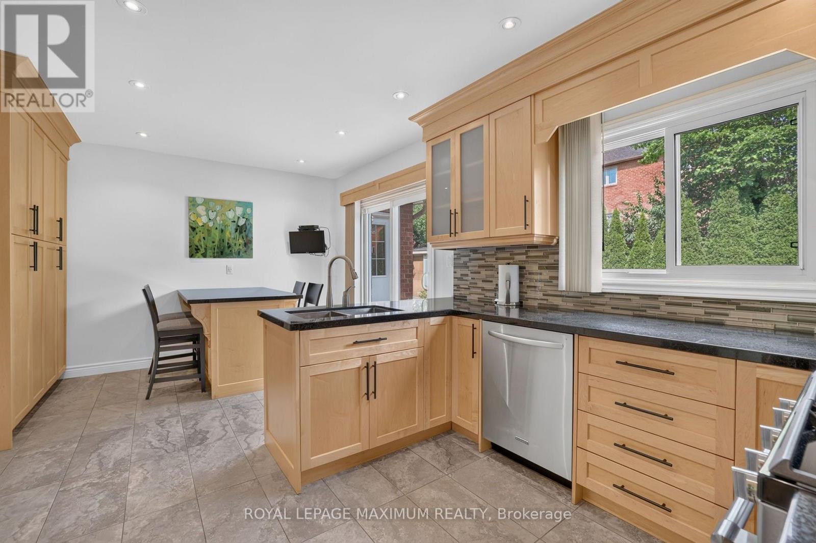 33 Whitburn Crescent, Vaughan, ON - Indoor Photo Showing Kitchen