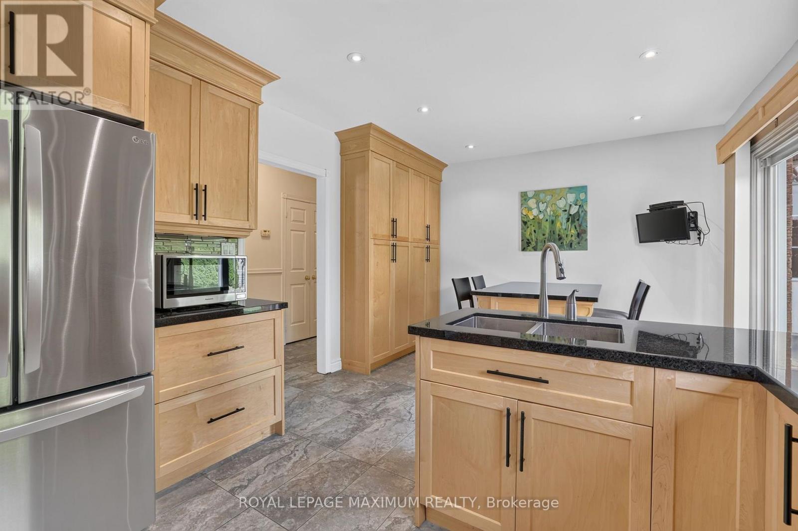 33 Whitburn Crescent, Vaughan, ON - Indoor Photo Showing Kitchen