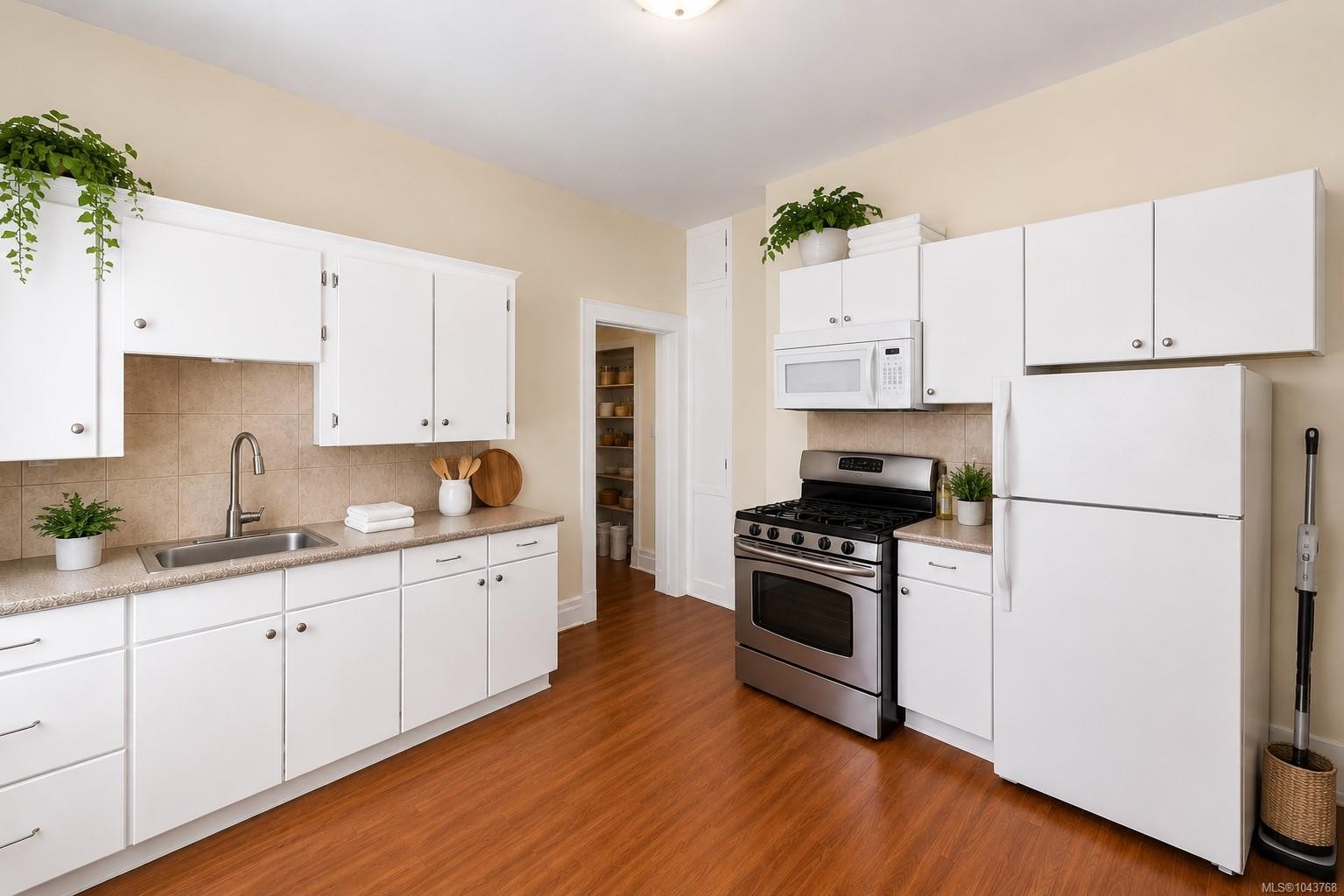 1120 Caledonia Ave, Victoria, BC