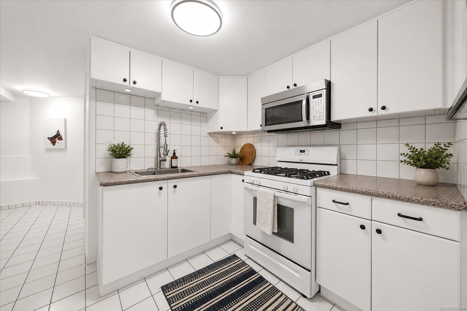 1120 Caledonia Ave, Victoria, BC