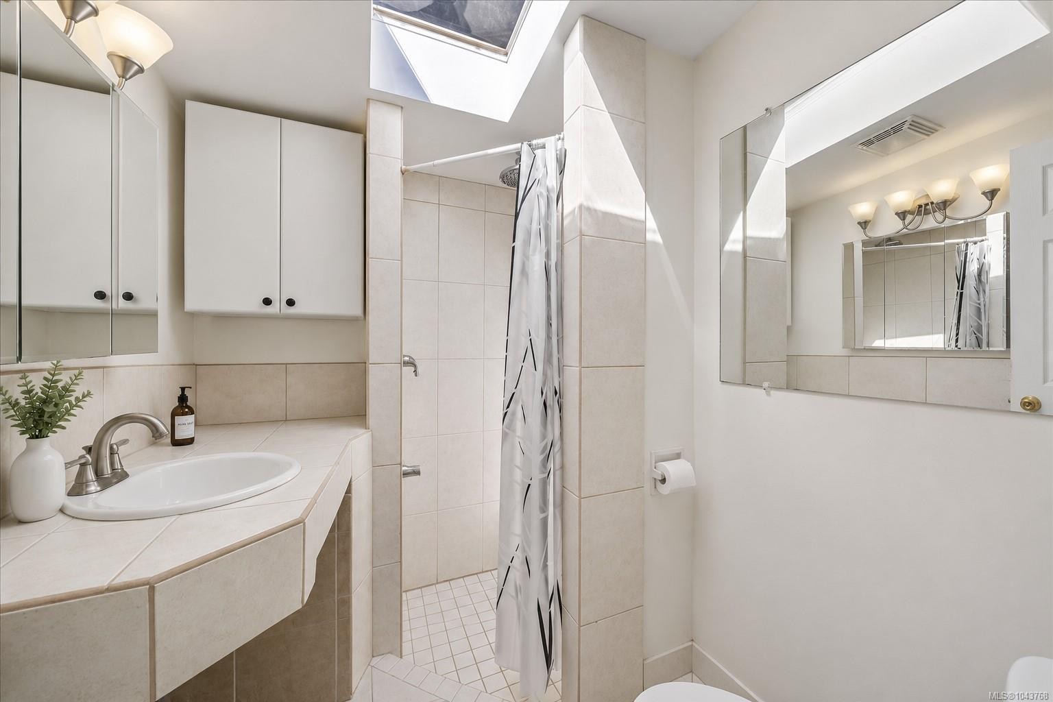 1120 Caledonia Ave, Victoria, BC