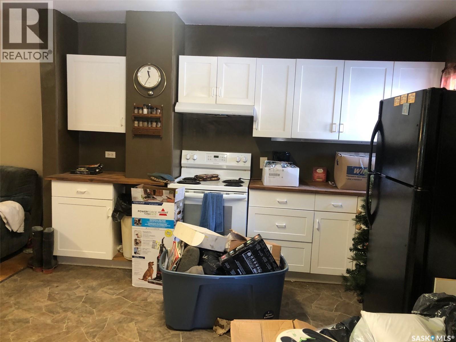 19 1St Avenue N, Hyas, SK - Indoor Photo Showing Kitchen