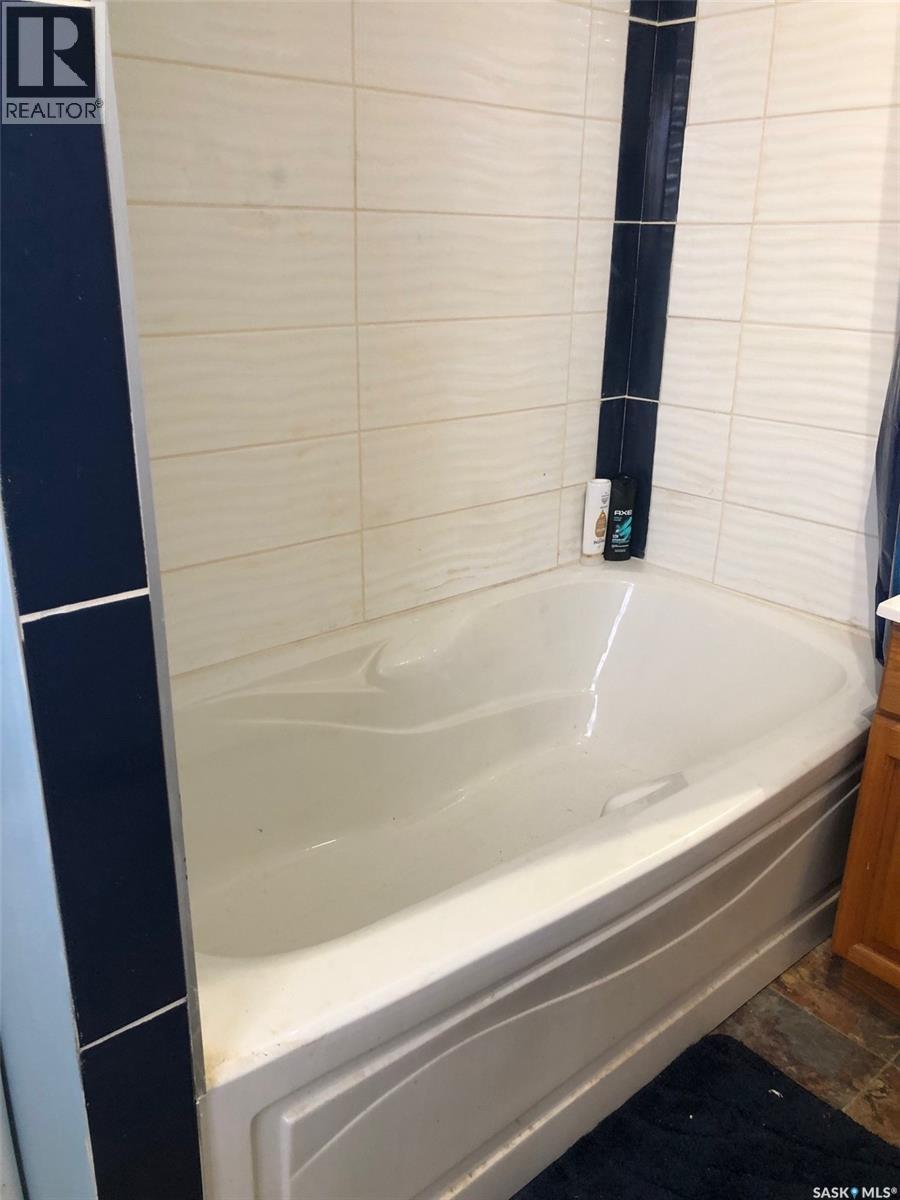 19 1St Avenue N, Hyas, SK - Indoor Photo Showing Bathroom