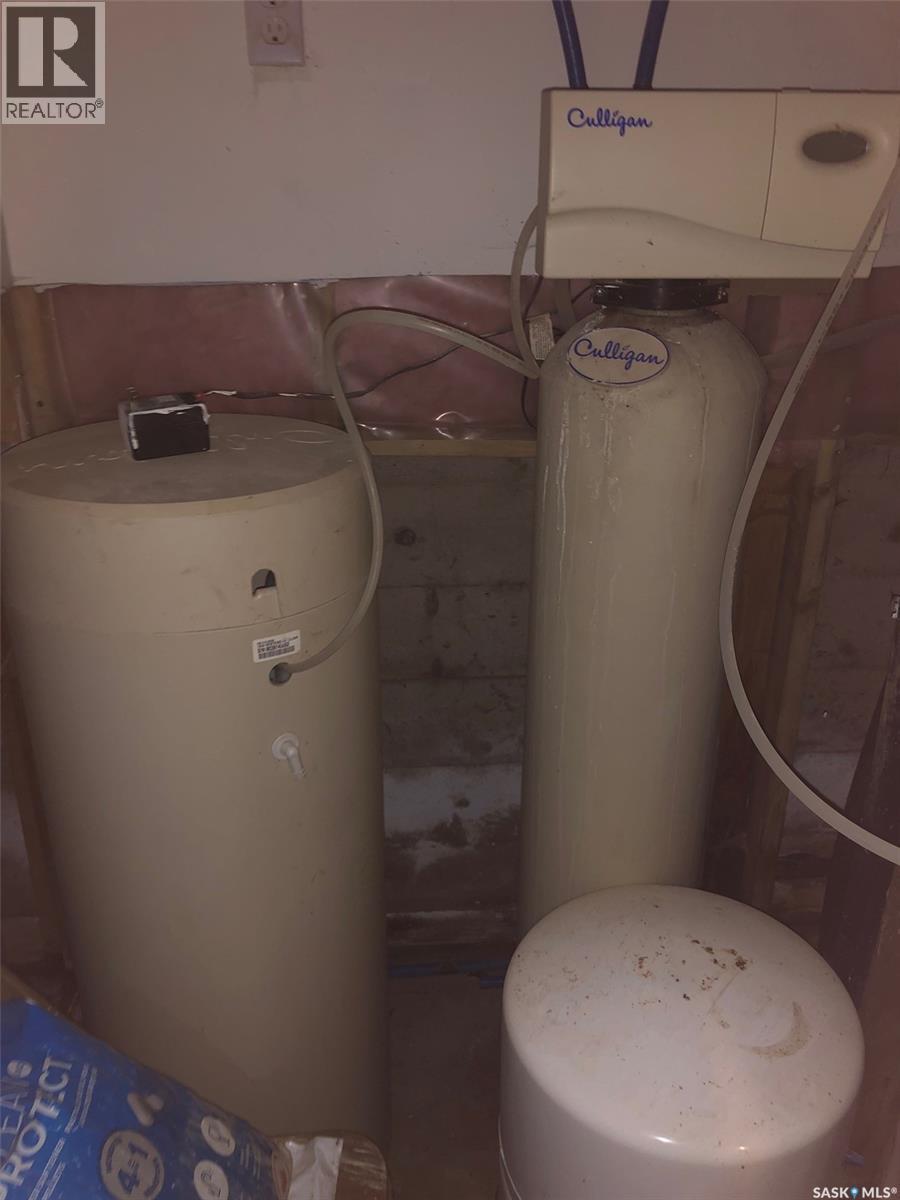 19 1St Avenue N, Hyas, SK - Indoor