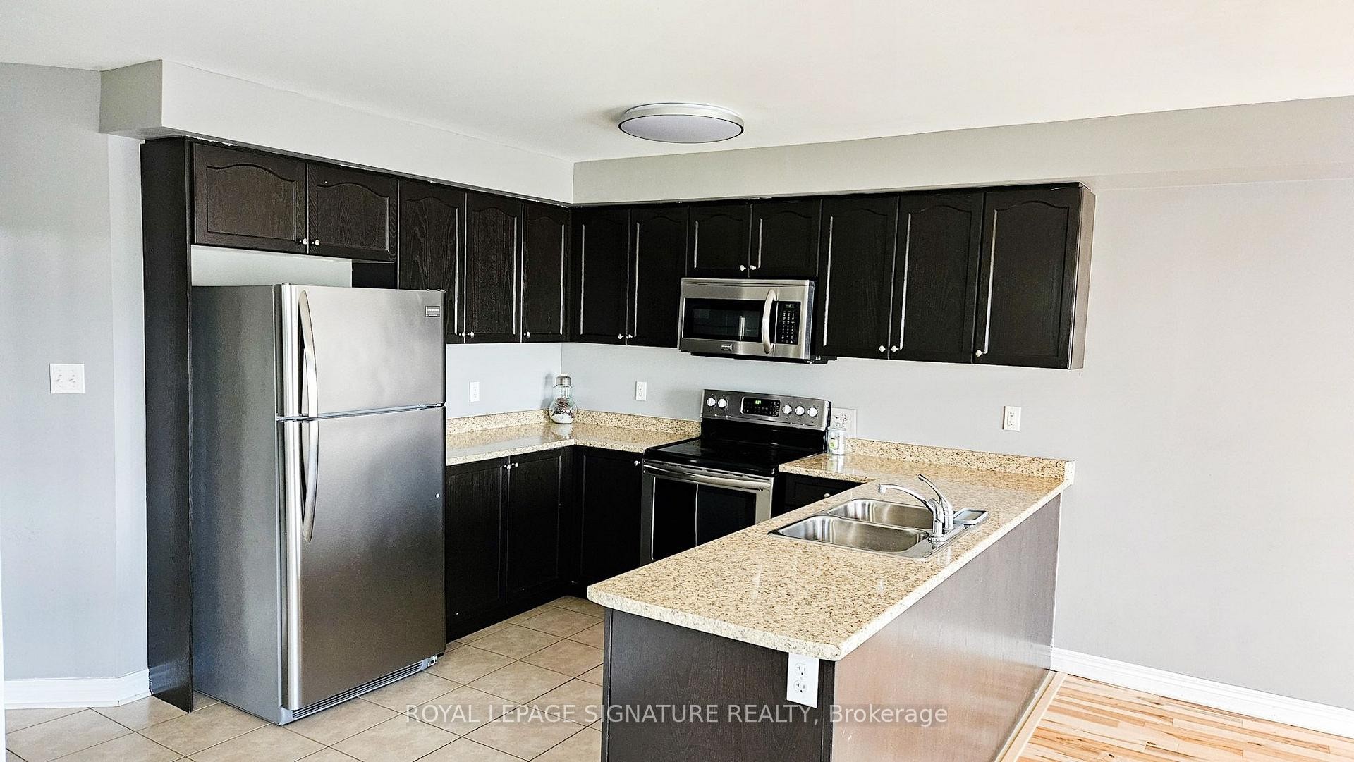 10 Keith Crescent, St. Catharines, ON - Indoor Photo Showing Kitchen With Double Sink