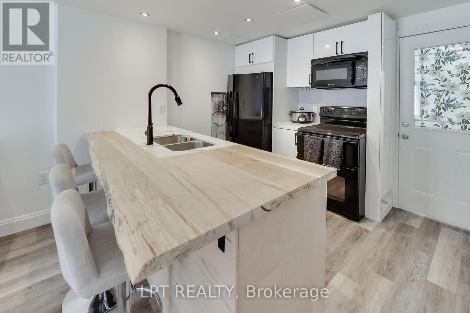 2482 Snowhill Court, Burlington, ON - Indoor Photo Showing Kitchen With Double Sink