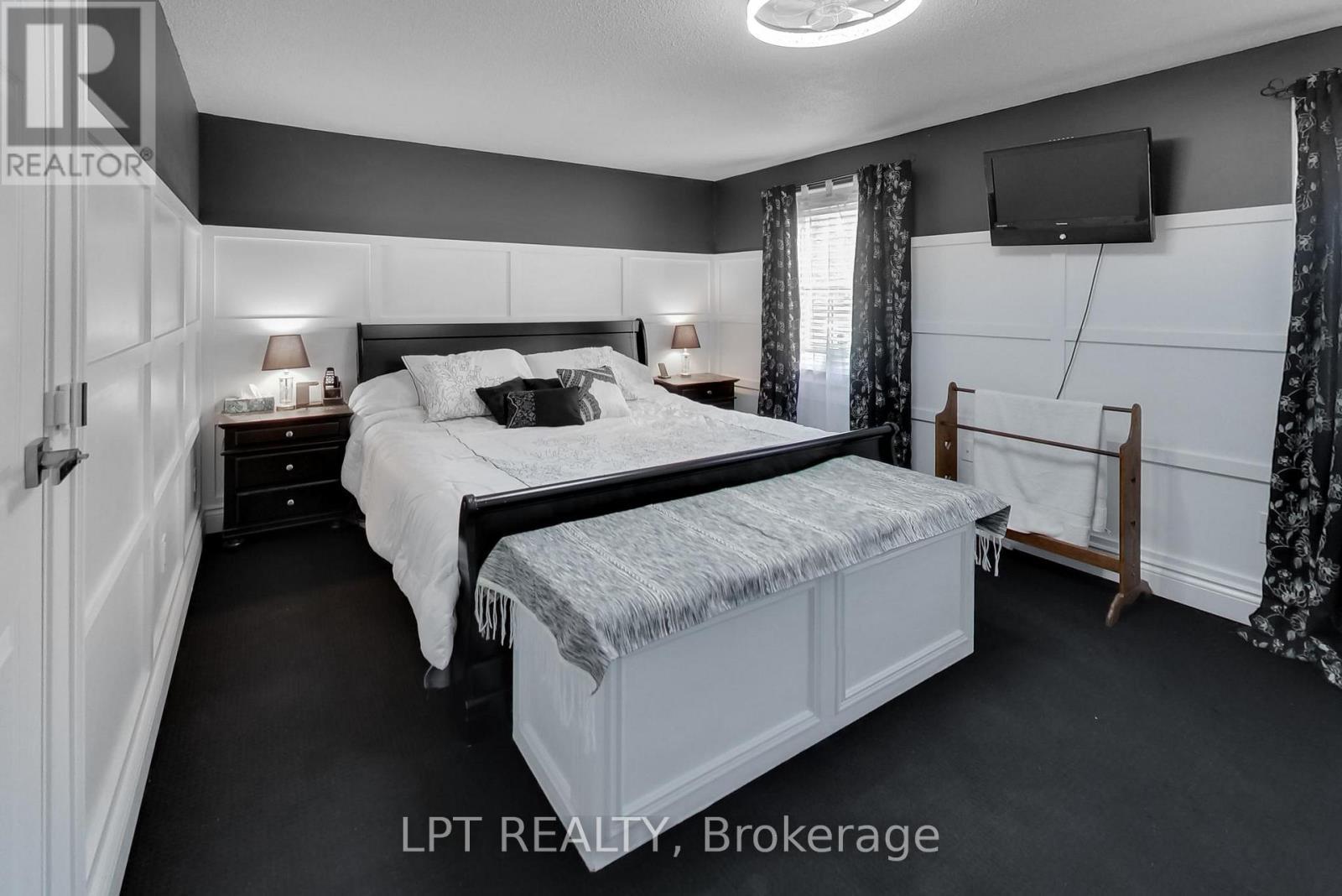 2482 Snowhill Court, Burlington, ON - Indoor Photo Showing Bedroom
