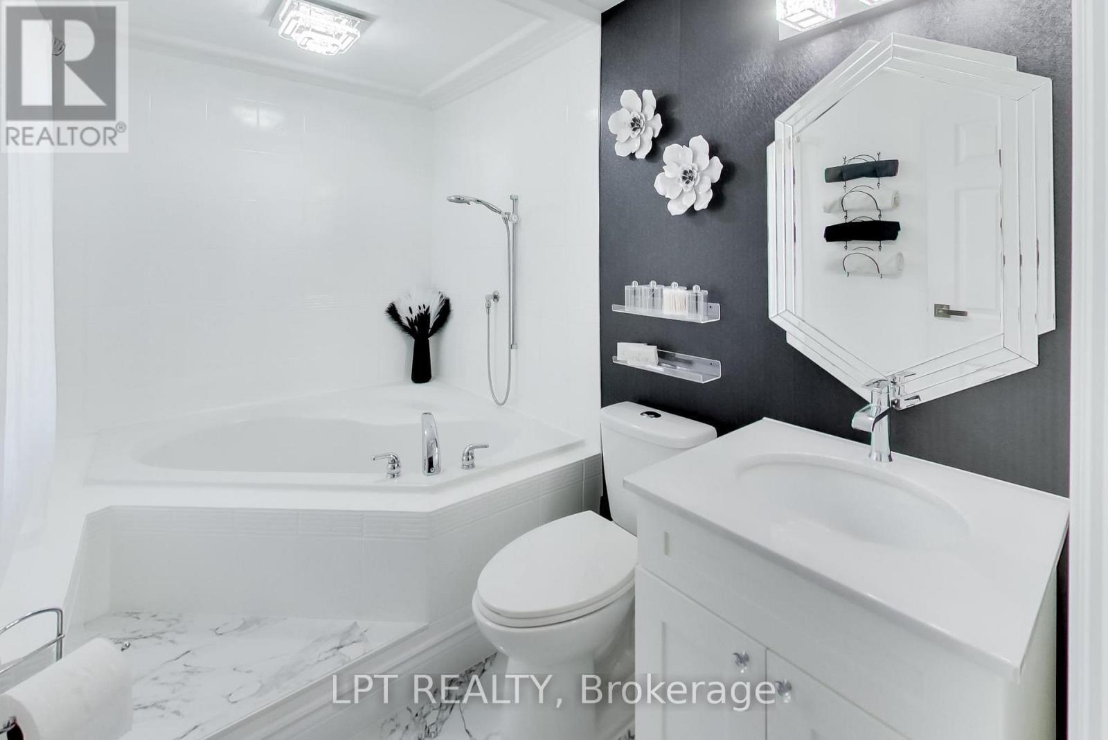 2482 Snowhill Court, Burlington, ON - Indoor Photo Showing Bathroom