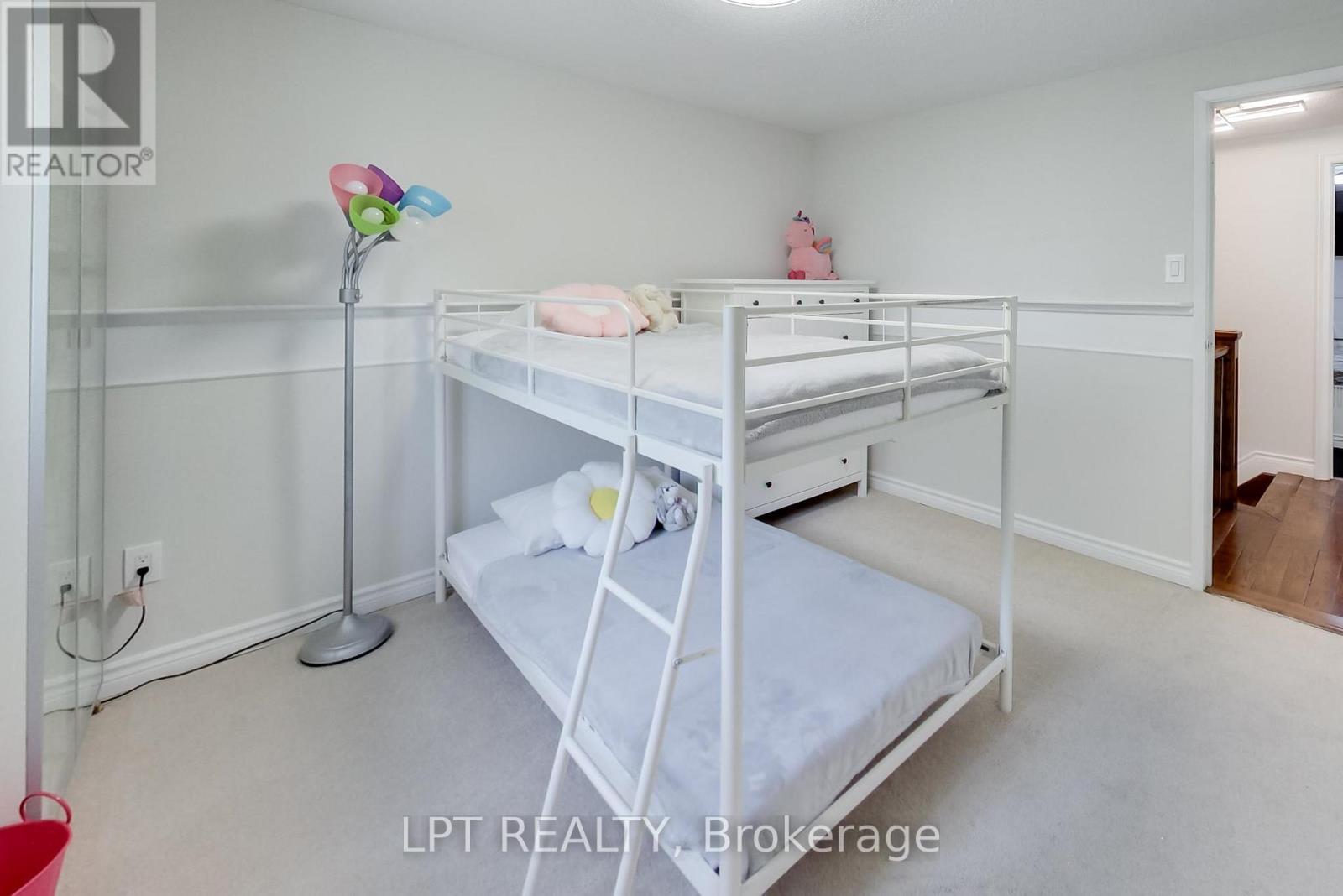 2482 Snowhill Court, Burlington, ON - Indoor Photo Showing Bedroom
