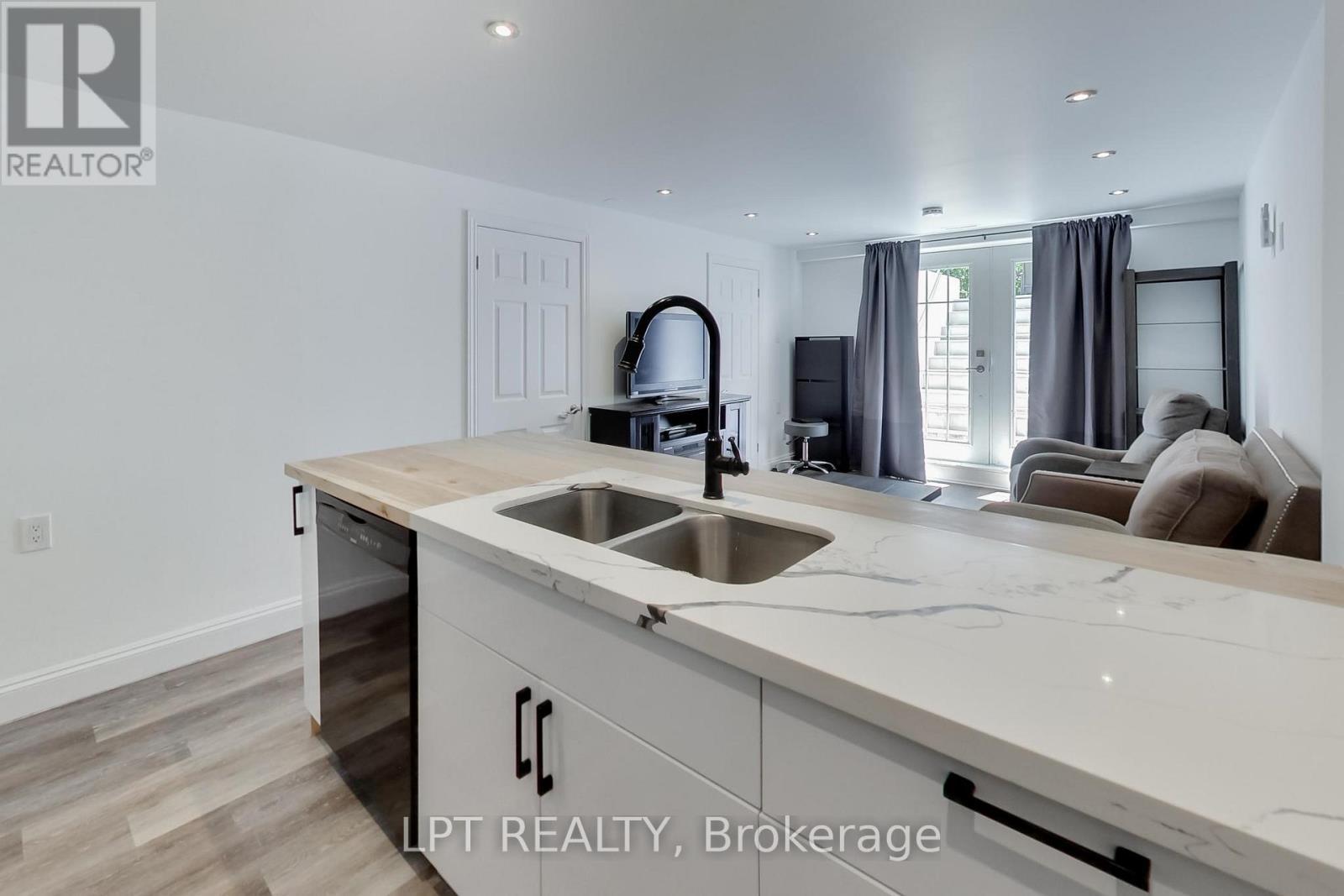 2482 Snowhill Court, Burlington, ON - Indoor Photo Showing Kitchen With Double Sink