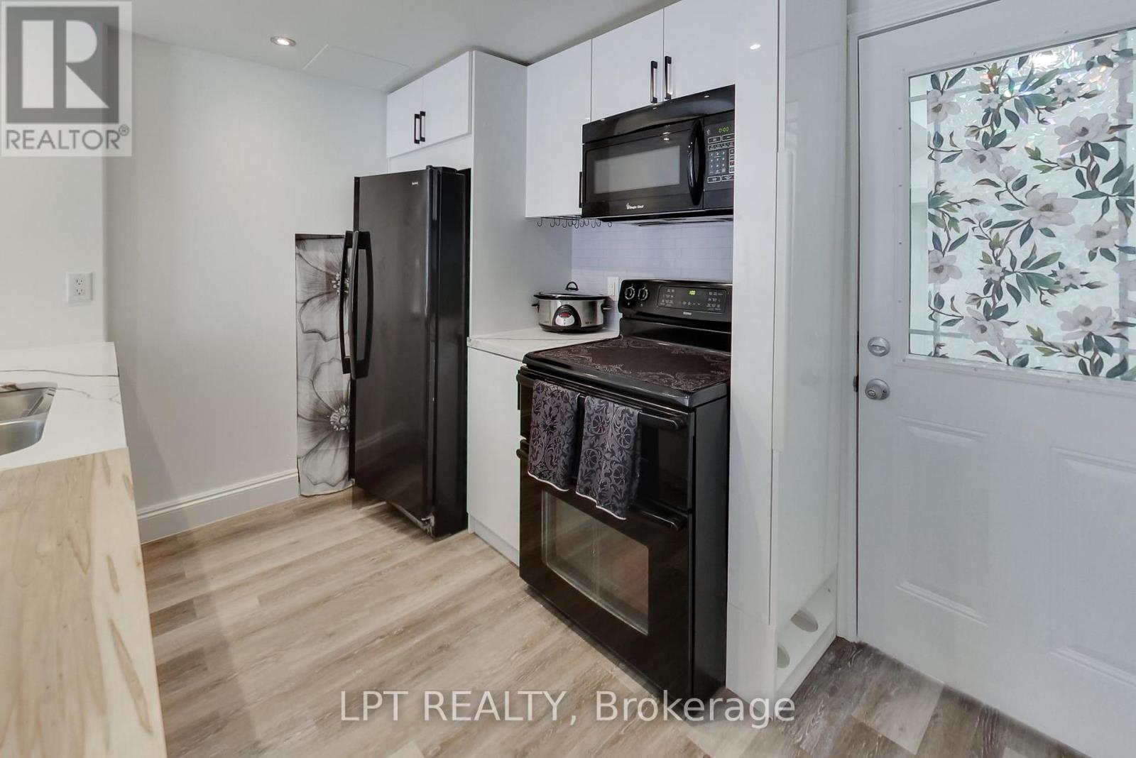 2482 Snowhill Court, Burlington, ON - Indoor Photo Showing Kitchen