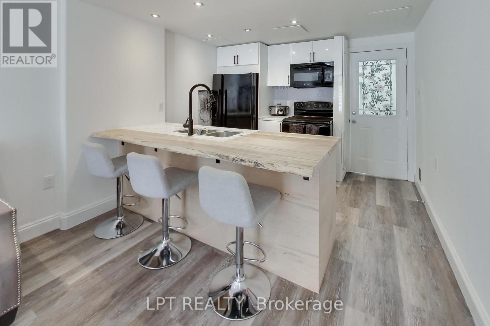 2482 Snowhill Court, Burlington, ON - Indoor Photo Showing Kitchen With Upgraded Kitchen