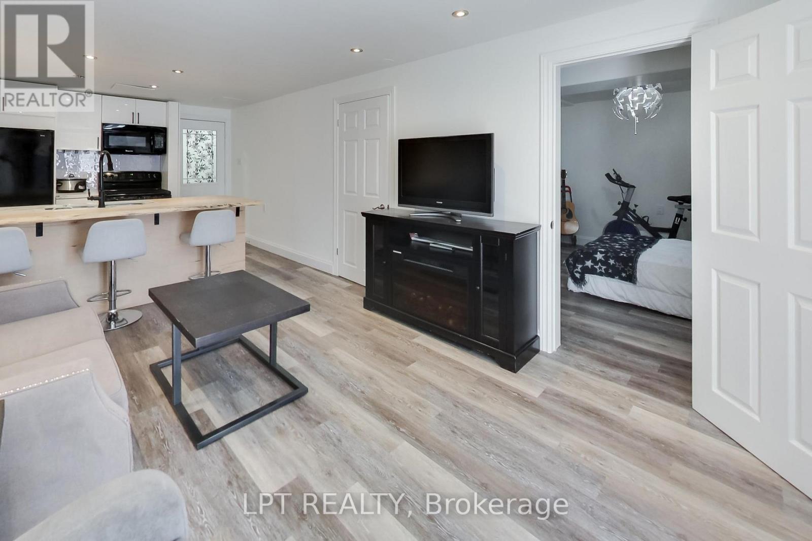 2482 Snowhill Court, Burlington, ON - Indoor Photo Showing Living Room