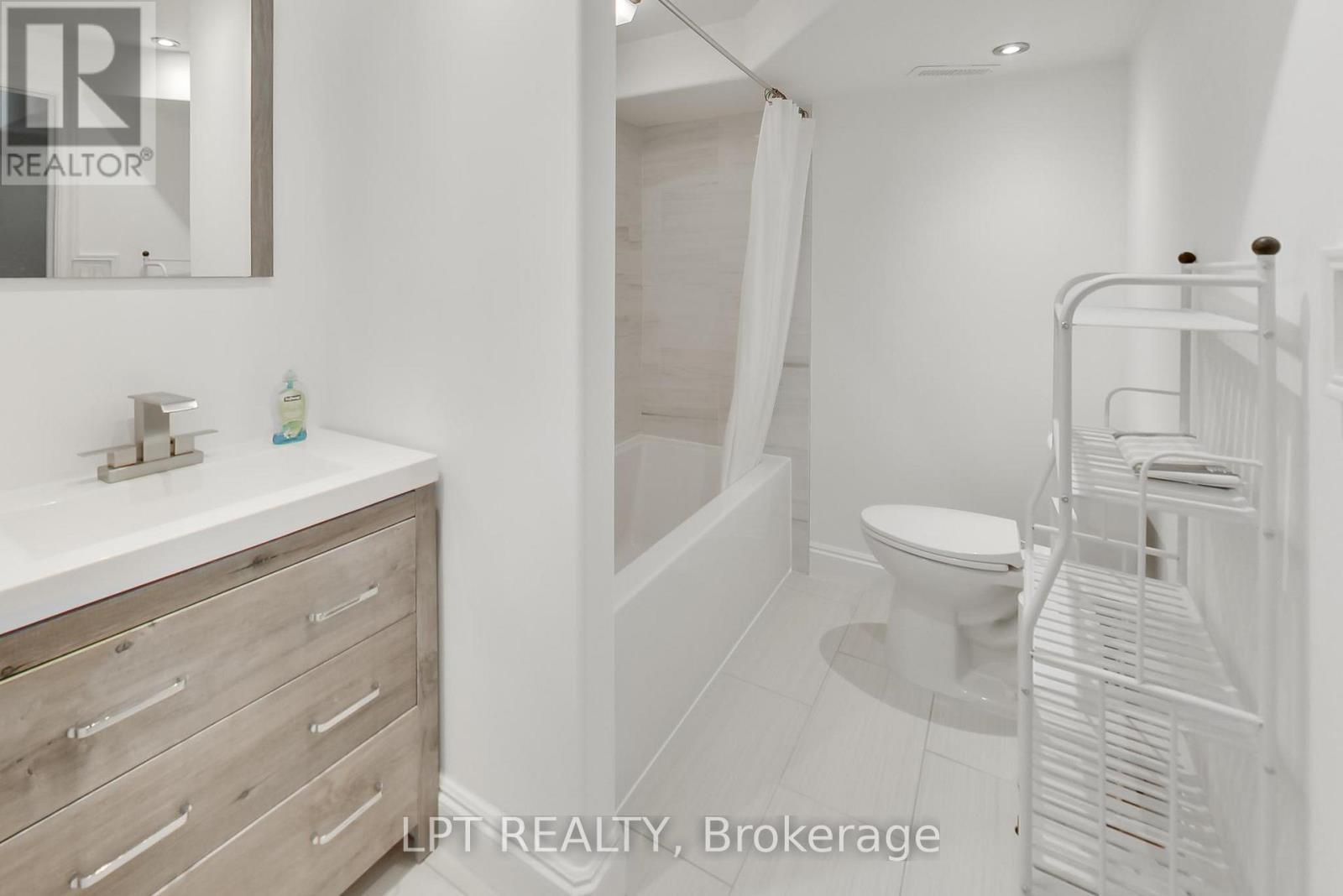 2482 Snowhill Court, Burlington, ON - Indoor Photo Showing Bathroom
