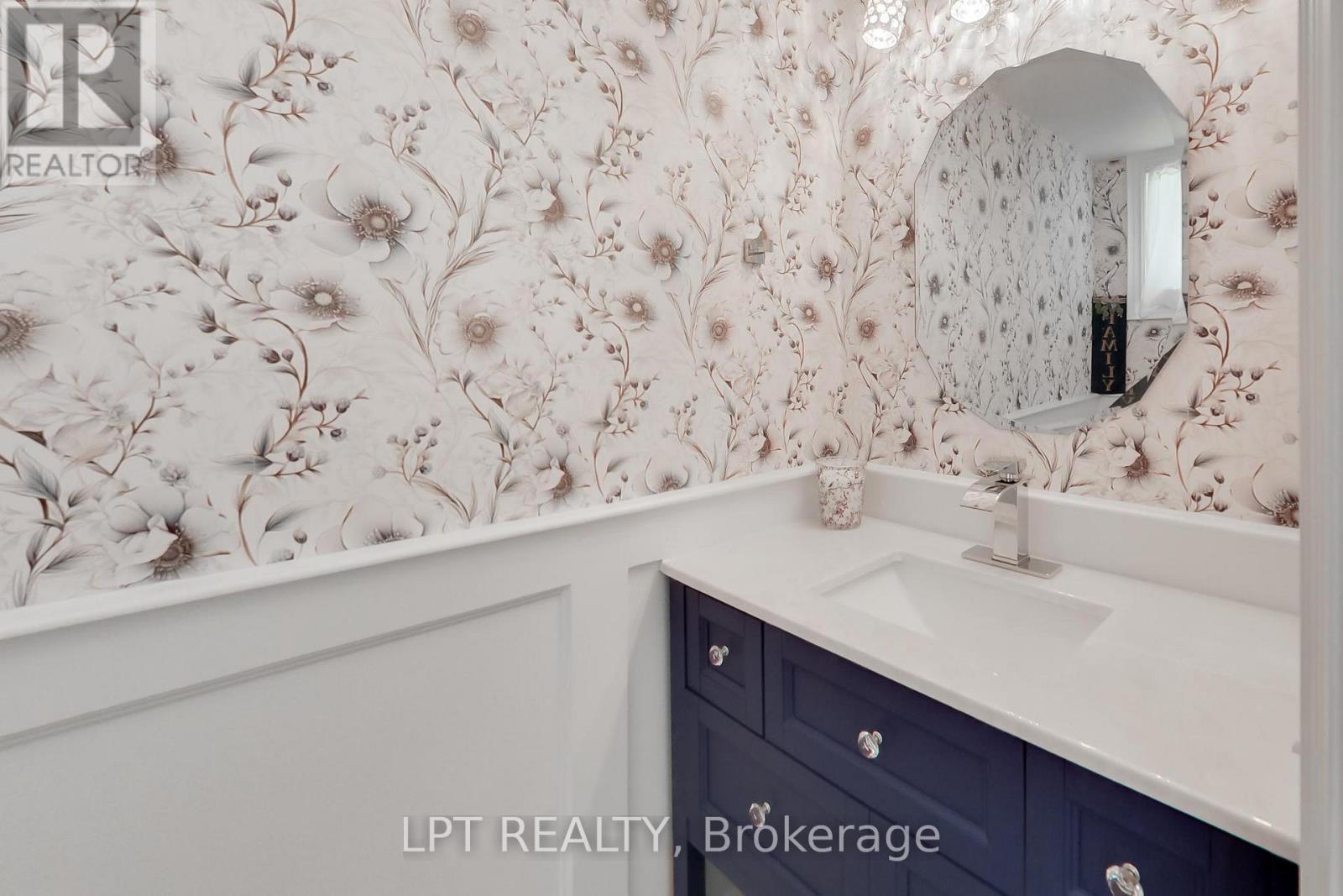 2482 Snowhill Court, Burlington, ON - Indoor Photo Showing Bathroom