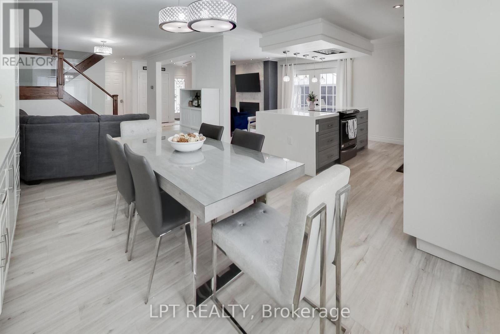 2482 Snowhill Court, Burlington, ON - Indoor Photo Showing Dining Room