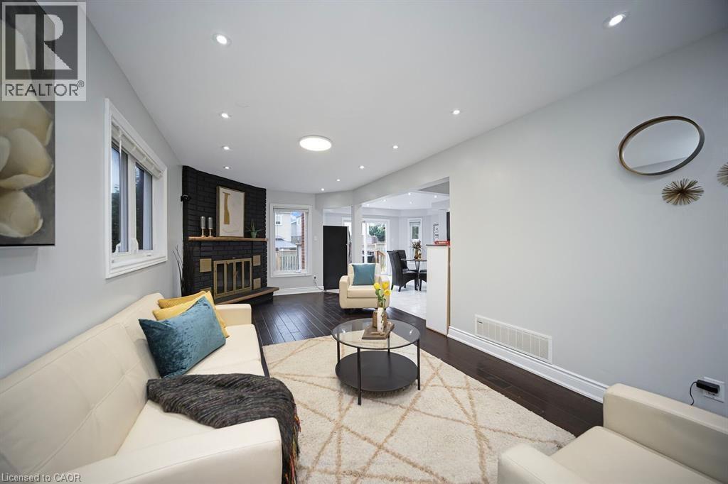 692 Huntington Ridge Drive, Mississauga, ON - Indoor Photo Showing Living Room With Fireplace