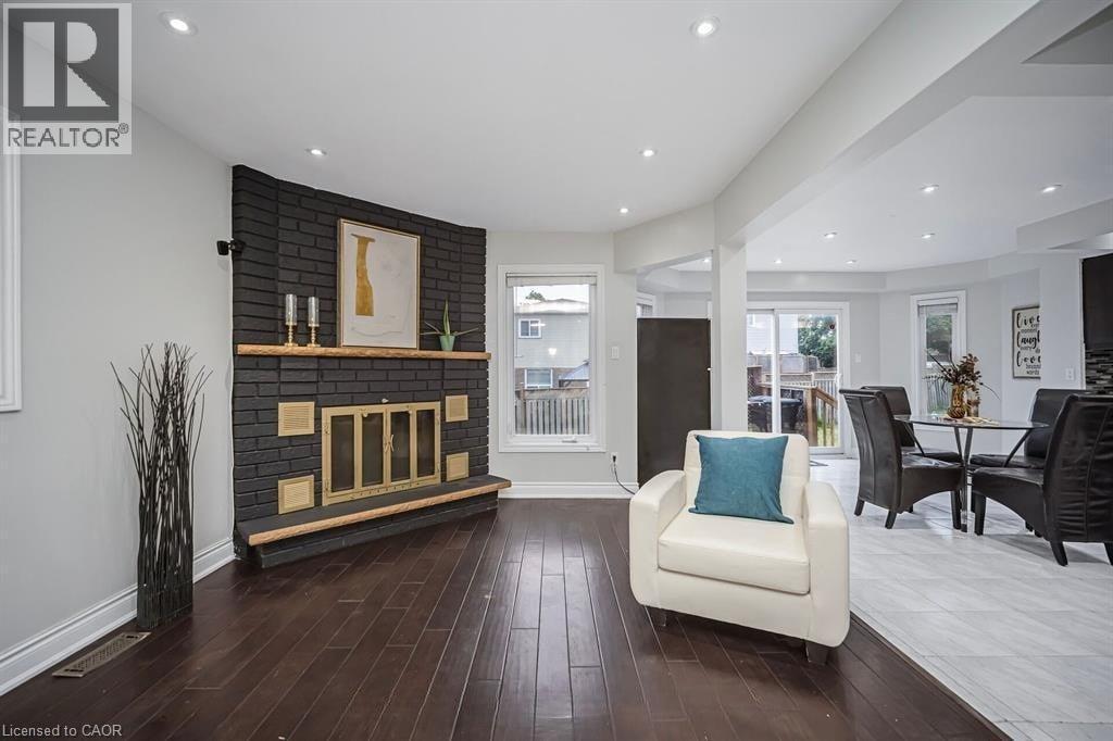 692 Huntington Ridge Drive, Mississauga, ON - Indoor Photo Showing Living Room With Fireplace