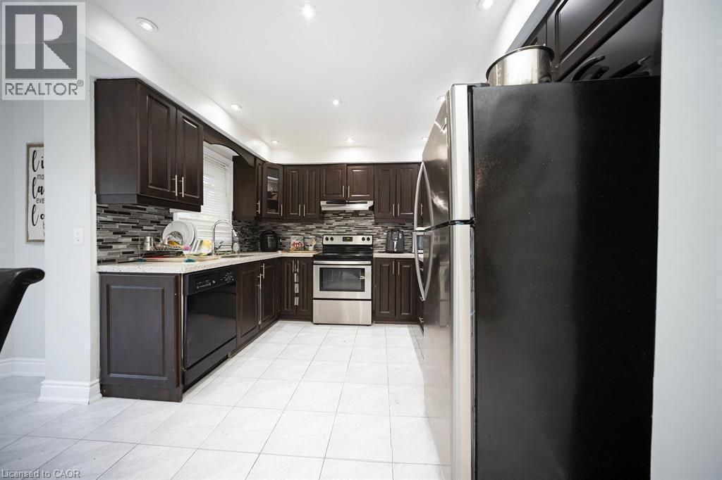 692 Huntington Ridge Drive, Mississauga, ON - Indoor Photo Showing Kitchen
