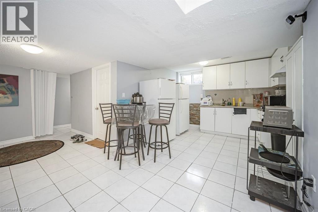 692 Huntington Ridge Drive, Mississauga, ON - Indoor Photo Showing Kitchen