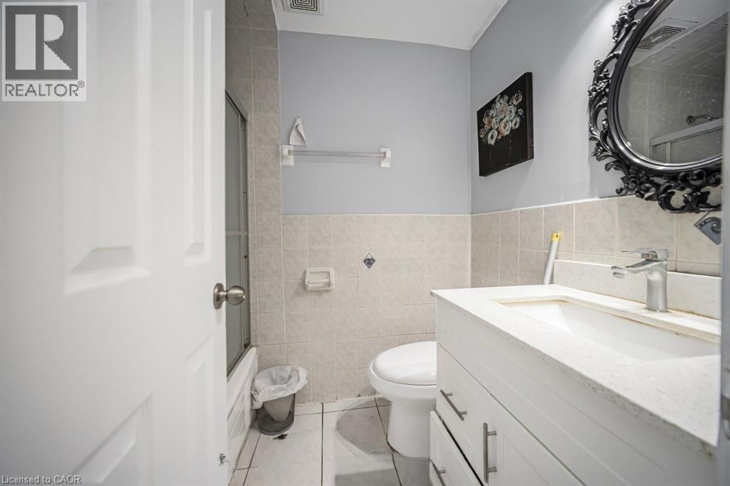 692 Huntington Ridge Drive, Mississauga, ON - Indoor Photo Showing Bathroom