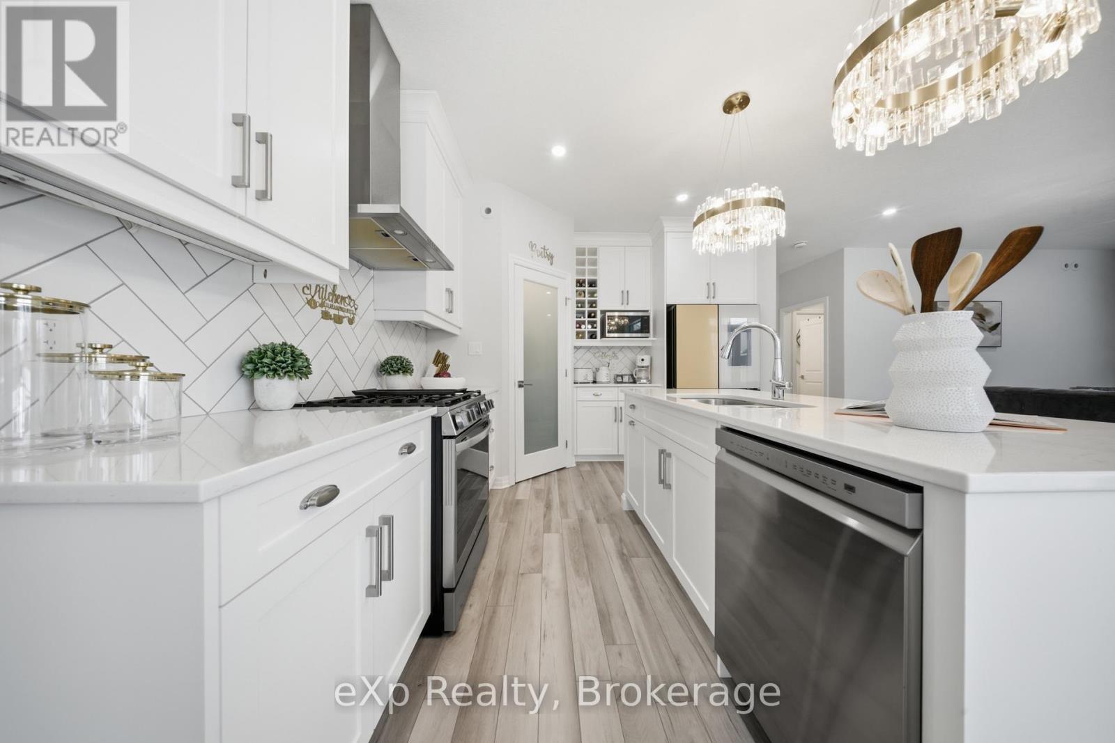 89 Acorn Trail, St. Thomas, ON - Indoor Photo Showing Kitchen With Upgraded Kitchen