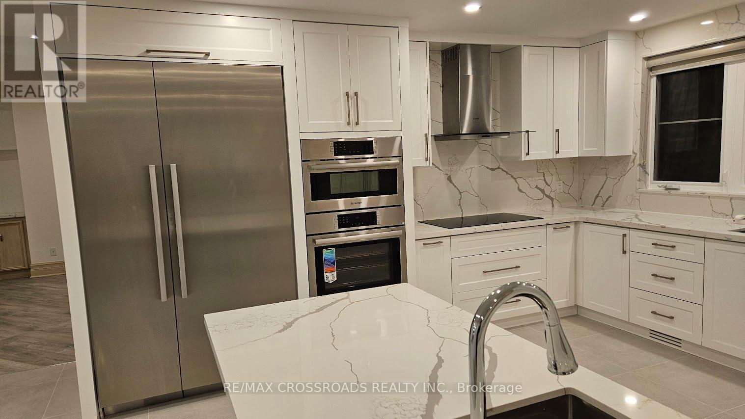 200 The Bridle Path, Toronto, ON - Indoor Photo Showing Kitchen With Upgraded Kitchen