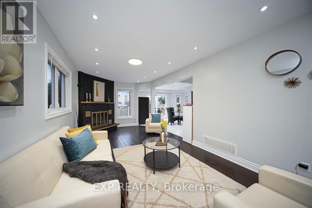 692 Huntington Ridge Drive, Mississauga, ON - Indoor Photo Showing Living Room With Fireplace