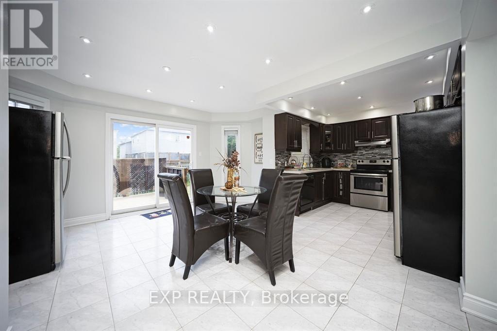 692 Huntington Ridge Drive, Mississauga, ON - Indoor Photo Showing Dining Room