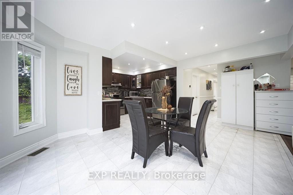 692 Huntington Ridge Drive, Mississauga, ON - Indoor Photo Showing Dining Room