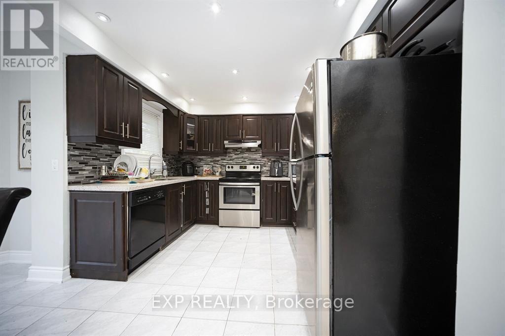 692 Huntington Ridge Drive, Mississauga, ON - Indoor Photo Showing Kitchen