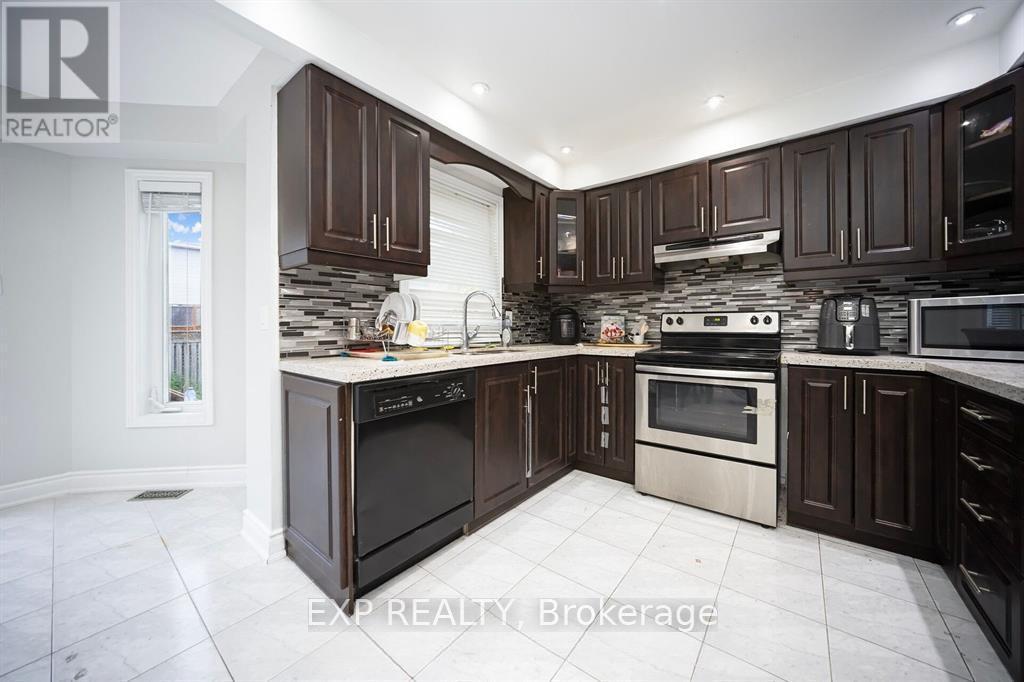 692 Huntington Ridge Drive, Mississauga, ON - Indoor Photo Showing Kitchen