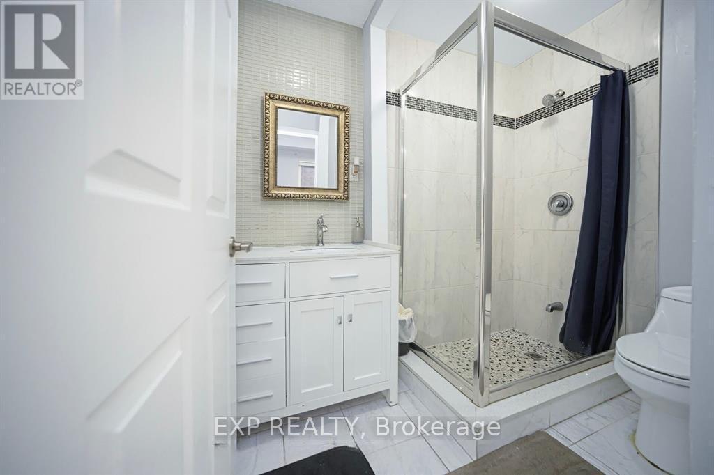 692 Huntington Ridge Drive, Mississauga, ON - Indoor Photo Showing Bathroom
