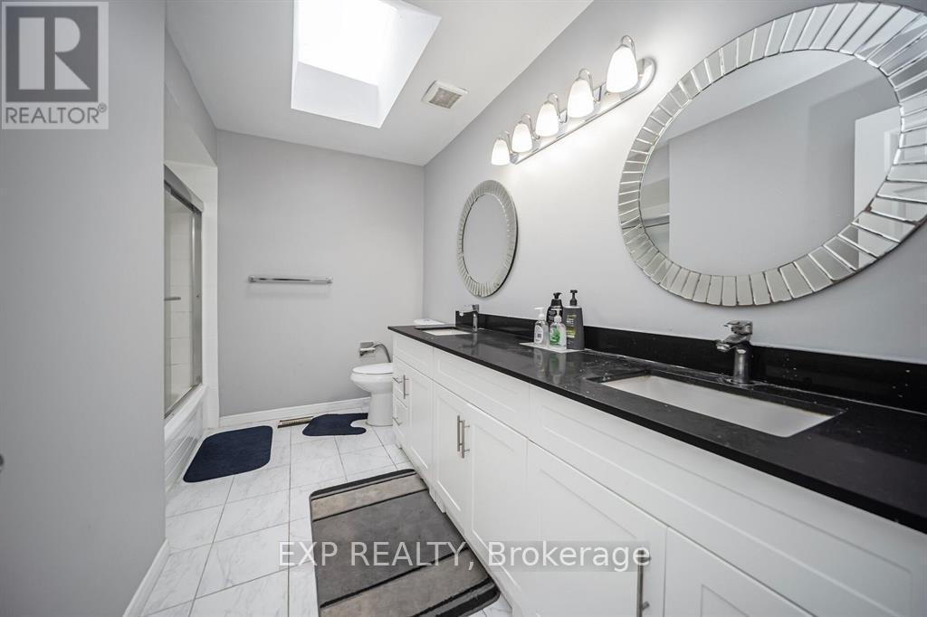 692 Huntington Ridge Drive, Mississauga, ON - Indoor Photo Showing Bathroom