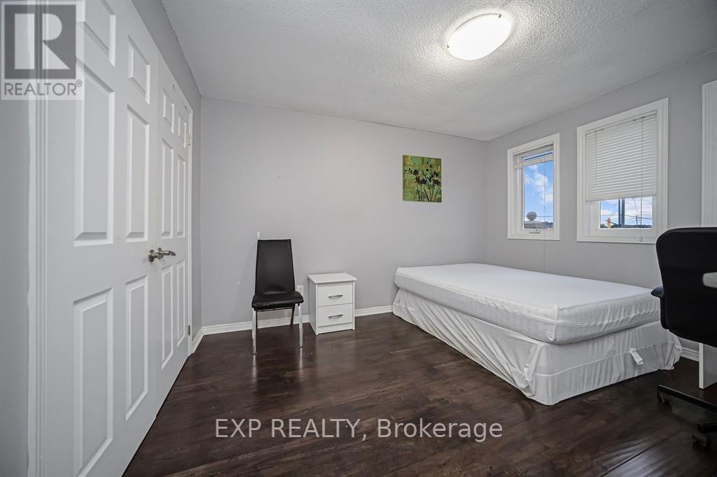 692 Huntington Ridge Drive, Mississauga, ON - Indoor Photo Showing Bedroom