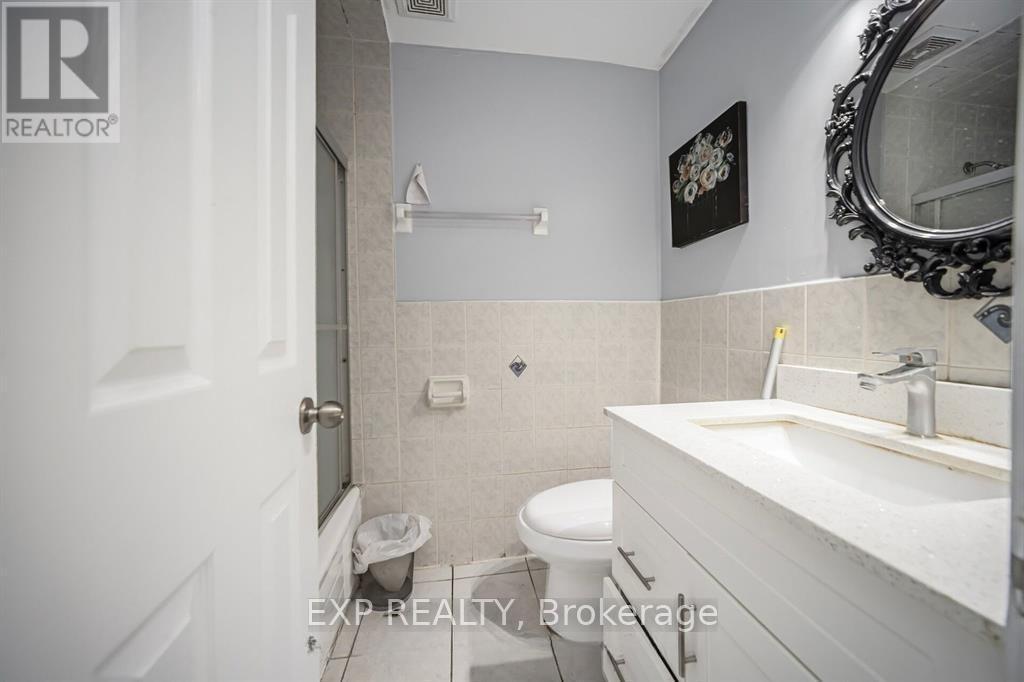 692 Huntington Ridge Drive, Mississauga, ON - Indoor Photo Showing Bathroom
