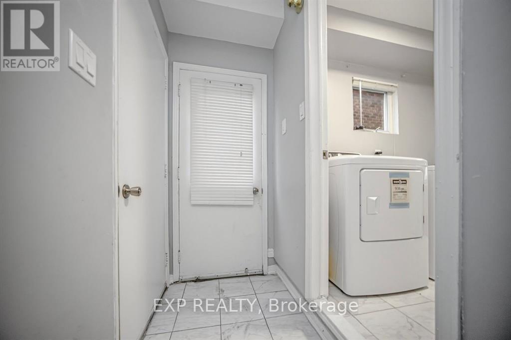 692 Huntington Ridge Drive, Mississauga, ON - Indoor Photo Showing Laundry Room